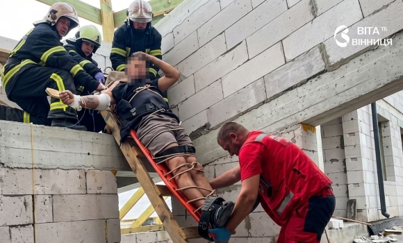 Довелося нести на ношах з другого поверху у Вінниці ремонт закінчився лікарнею для 28-річного чоловіка Довелося нести на ношах з другого поверху у Вінниці ремонт закінчився лікарнею для 28-річного чоловіка