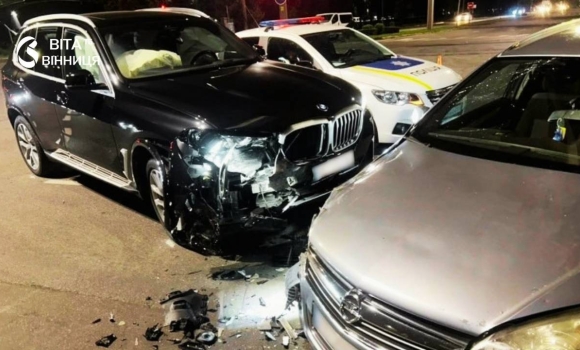 Два авто зіткнулись у Вінниці на перехресті Юності та Хмельницького шосе пасажирка в лікарні Два авто зіткнулись у Вінниці на перехресті Юності та Хмельницького шосе пасажирка в лікарні
