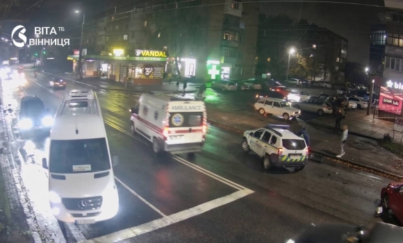 Два легкові автомобілі після зіткнення на вулиці Київській у Вінниці та патрульні поруч Два легкові автомобілі після зіткнення на вулиці Київській у Вінниці та патрульні поруч