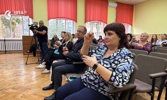Екран у фоє замість перекладача вінницька школа стала доступнішою для людей із порушеннями слуху Екран у фоє замість перекладача вінницька школа стала доступнішою для людей із порушеннями слуху