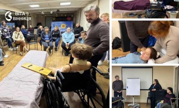 Фахівець показує батькам на манекені, як перемістити людину з ліжка на крісло колісне в центрі реабілітації Фахівець показує батькам на манекені, як перемістити людину з ліжка на крісло колісне в центрі реабілітації