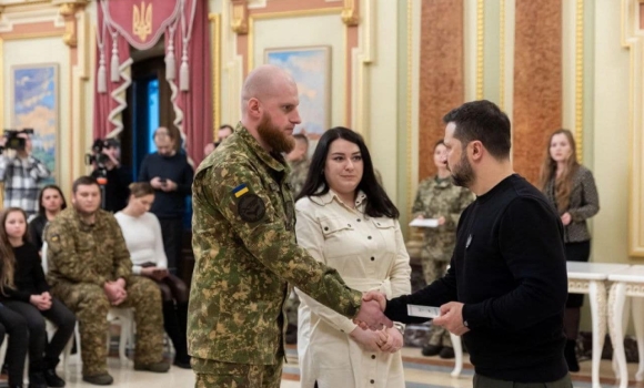 Герою України з Вінниччини президент вручив сертифікат на отримання квартири