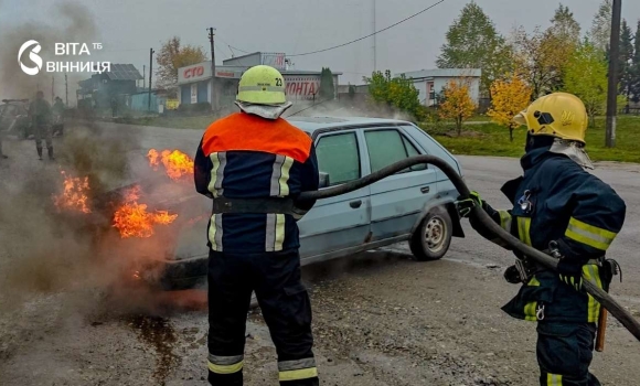 Рятувальники ДСНС гасять пожежу Рятувальники ДСНС гасять пожежу