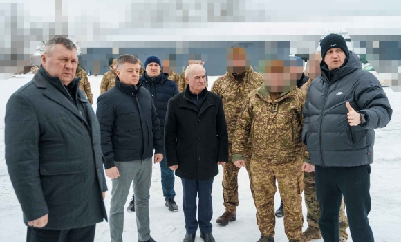 Гуманітарний штаб підготував передачу на фронт мобільної лазні та багі Гуманітарний штаб підготував передачу на фронт мобільної лазні та багі