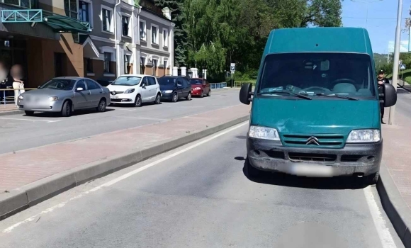 Хотіла перебігти дорогу у Могилів-Подільському старенька потрапила під колеса іномарки Хотіла перебігти дорогу у Могилів-Подільському старенька потрапила під колеса іномарки