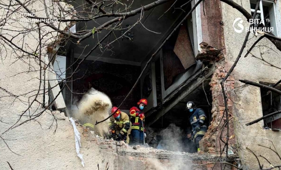 Рятувальники ДСНС завершують розбір завалів у пошкодженому житловому будинку у Вінниці Рятувальники ДСНС завершують розбір завалів у пошкодженому житловому будинку у Вінниці