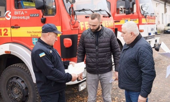 Пожежні автомобілі біля пожежної частини в громаді на Вінниччині Пожежні автомобілі біля пожежної частини в громаді на Вінниччині