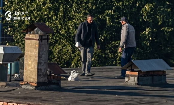 Комунальники Калинівки взялися за шкільний дах оновили покрівлю над їдальнею та котельнею Комунальники Калинівки взялися за шкільний дах оновили покрівлю над їдальнею та котельнею