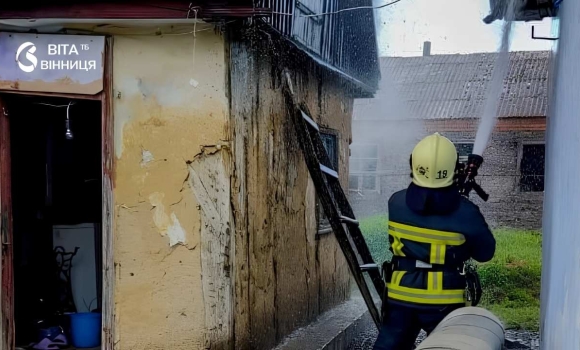Коротке замикання спалило будинок на Вінниччині — за добу рятувальники виїжджали сім разів Коротке замикання спалило будинок на Вінниччині — за добу рятувальники виїжджали сім разів