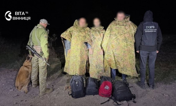 Купили плащі «від тепловізорів» і йшли в обхід блокпостів на Вінниччині затримали трьох порушників кордону Купили плащі «від тепловізорів» і йшли в обхід блокпостів на Вінниччині затримали трьох порушників кордону