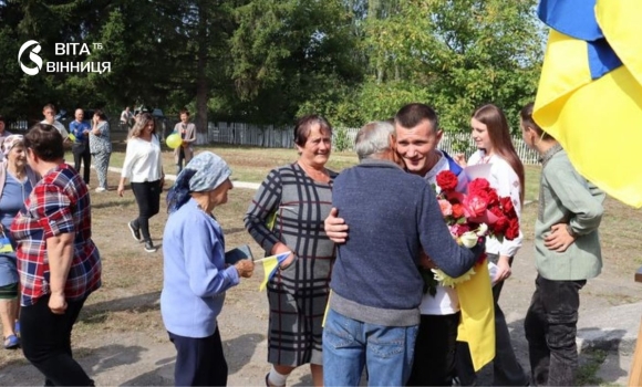 Квіти, прапори і сльози Погребищенська громада зустрічала воїна, звільненого з російського полону Квіти, прапори і сльози Погребищенська громада зустрічала воїна, звільненого з російського полону