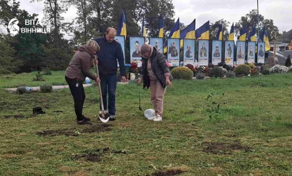 Квіти від родин Героїв на Калинівщині оновили територію біля меморіалу пам'яті Квіти від родин Героїв на Калинівщині оновили територію біля меморіалу пам'яті