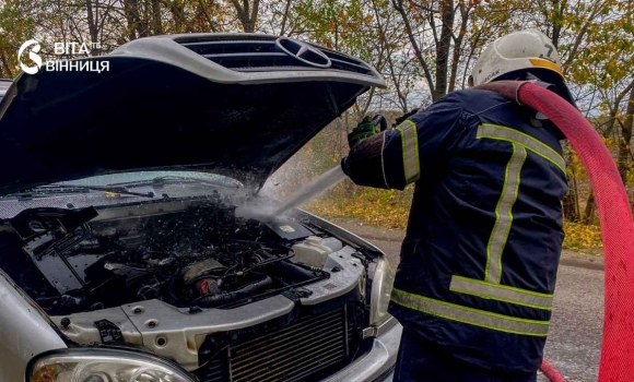 Рятувальники ДСНС гасять пожежу авто в Літинській громаді Рятувальники ДСНС гасять пожежу авто в Літинській громаді