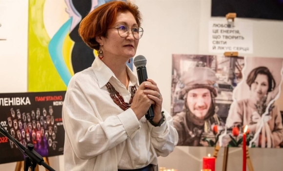 Мати загиблого «азовця» привезе до Вінниці проєкт-реквієм про трагедію в Оленівці Мати загиблого «азовця» привезе до Вінниці проєкт-реквієм про трагедію в Оленівці