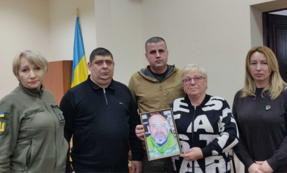 Мати загиблого воїна з Оратівської громади отримала його посмертну нагороду Мати загиблого воїна з Оратівської громади отримала його посмертну нагороду