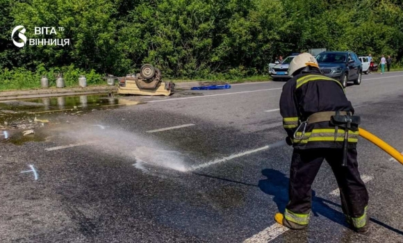 Медом залило дорогу на Вінниччині солодкий вантаж перекинувся внаслідок ДТП, водій у лікарні Медом залило дорогу на Вінниччині солодкий вантаж перекинувся внаслідок ДТП, водій у лікарні