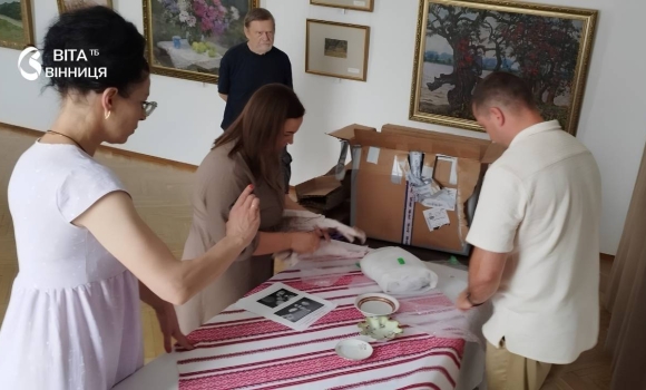 Меценатка з Канади подарувала Вінницькому музею унікальну колекцію посуду ХІХ–ХХ століть Меценатка з Канади подарувала Вінницькому музею унікальну колекцію посуду ХІХ–ХХ століть