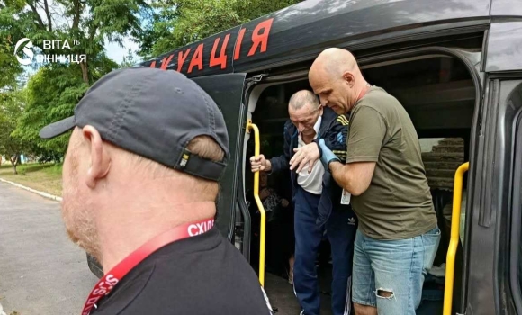 Місія «Схід-SOS» евакуювала мешканців прифронтової Херсонщини до Ладижина Місія «Схід-SOS» евакуювала мешканців прифронтової Херсонщини до Ладижина