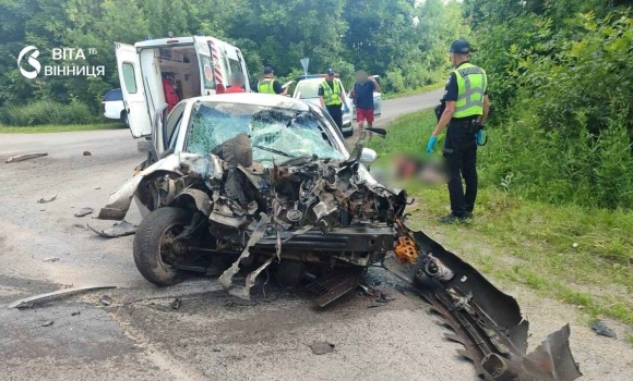 На Хмільниччині легковик зіткнувся з КамАЗом — 22-річний водій госпіталізований На Хмільниччині легковик зіткнувся з КамАЗом — 22-річний водій госпіталізований