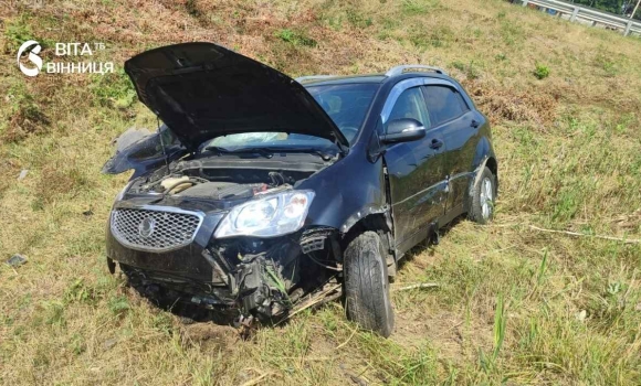 На об'їзній дорозі Вінниці авто з'їхало у кювет — постраждала пасажирка На об'їзній дорозі Вінниці авто з'їхало у кювет — постраждала пасажирка