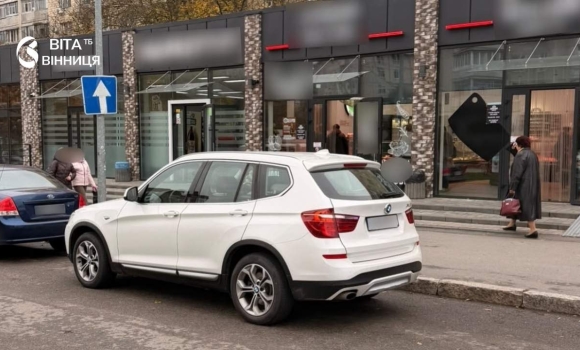Автомобіль BMW на проспекті Космонавтів у Вінниці біля нерегульованого пішохідного переходу після наїзду на пішохода Автомобіль BMW на проспекті Космонавтів у Вінниці біля нерегульованого пішохідного переходу після наїзду на пішохода