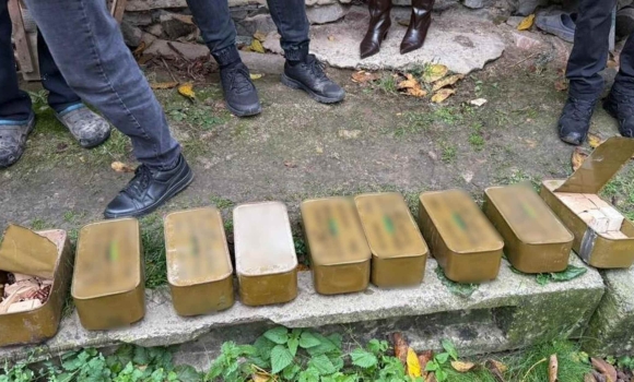 На Вінниччині чоловік облаштував схрони зі зброєю у власному домогосподарстві На Вінниччині чоловік облаштував схрони зі зброєю у власному домогосподарстві