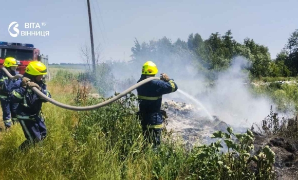 На Вінниччині горіли поля, прибудова у багатоповерхівці та навіть вантажівка на ходу На Вінниччині горіли поля, прибудова у багатоповерхівці та навіть вантажівка на ходу