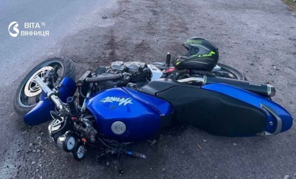 На Вінниччині мотоцикліст врізався у припарковане авто двоє постраждалих На Вінниччині мотоцикліст врізався у припарковане авто двоє постраждалих
