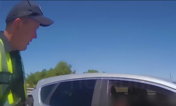 На Вінниччині патрульні поліцейські допомогли породіллі вчасно дістатися до лікарні На Вінниччині патрульні поліцейські допомогли породіллі вчасно дістатися до лікарні