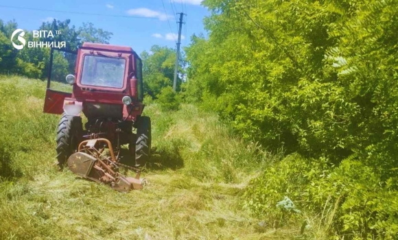 На Вінниччині тракторист травмував людину косаркою під час покосу трави На Вінниччині тракторист травмував людину косаркою під час покосу трави