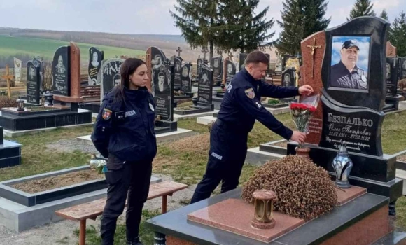 На Вінниччині вшанували пам'ять загиблого поліцейського Олега Безпалька На Вінниччині вшанували пам'ять загиблого поліцейського Олега Безпалька