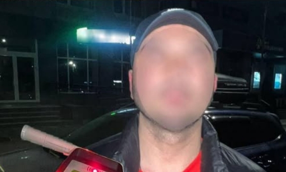 На вул.Пирогова у Вінниці патрульні зупинили п'яного водія “Мерседеса” На вул.Пирогова у Вінниці патрульні зупинили п'яного водія “Мерседеса”