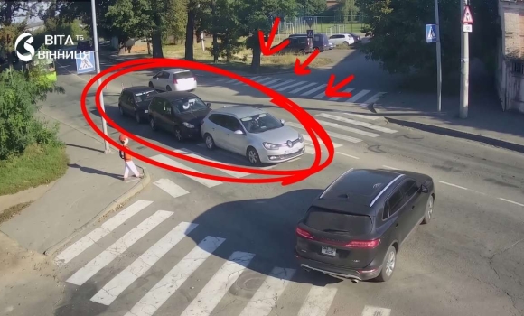 Не дотримався дистанції у Вінниці зіткнулися три автомобілі Не дотримався дистанції у Вінниці зіткнулися три автомобілі