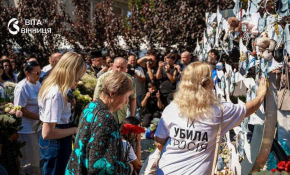 О 1046 місто затамувало подих як Вінниця згадала жертв 14 липня О 1046 місто затамувало подих як Вінниця згадала жертв 14 липня