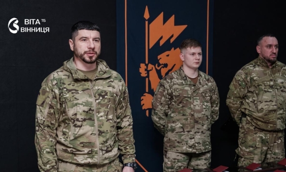 <p><strong>Новим командиром Третього армійського корпусу став вінничанин Дмитро Рогозюк з позивним «Рогозь». Раніше він очолював 60-ту окрему механізовану Інгулецьку бригаду, яку зумів вивести з кризи.</strong></p> <p>Про це 20 жовтня інформує <a href="https://vitatv.com.ua/">ВІТА ТБ</a> посилаючись на <a href="https://www.facebook.com/FCNyvaVinnytsia/posts/pfbid0y4w36RtvE7Nr95SBAy6MvJPEhbiRAnR1hdqZ6SX3uk6iFR7FqcmKJtZCkg9dvs3Pl" rel="nofollow noopener">футбольний клуб «Нива»</a> та <a href="https://nv.ua/ukr/ukraine/events/tretiy-armiyskiy-korpus-dmitro-rogozyuk-ocholiv-pidrozdil-pislya-reform-u-60-y-brigadi-50651475.html" rel="nofollow noopener">видання NV</a>.</p> <blockquote>Наш земляк, відомий багатьом як колишній очільник футбольного клубу «Нива» та один із лідерів вінницького ультрас-руху, зробив вражаючий військовий шлях і очолив один із найпотужніших підрозділів Збройних сил України, — йдеться у повідомленні клубу.</blockquote> <p>Про призначення оголосили за підсумками масштабної військової операції Один із лідерів вінницьких ультрас змінив Андрія Білецького на чолі Третього армійського корпусу