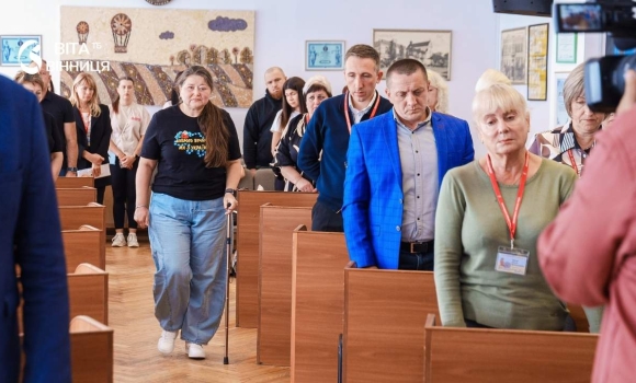 Орден і медаль посмертно у Вінниці рідні двох полеглих воїнів отримали їхні державні нагороди Орден і медаль посмертно у Вінниці рідні двох полеглих воїнів отримали їхні державні нагороди