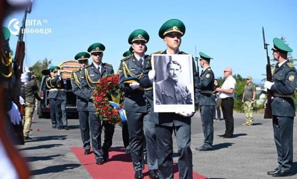 Останки полковника Армії УНР Євгена Коновальця повернулися в Україну Останки полковника Армії УНР Євгена Коновальця повернулися в Україну
