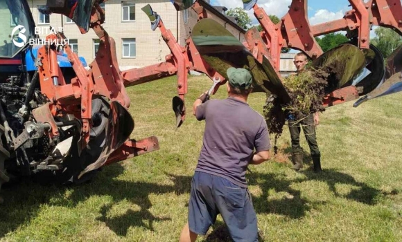 Під Вінницею висадили перші 650 саджанців лаванди для нової локації відпочинку Під Вінницею висадили перші 650 саджанців лаванди для нової локації відпочинку