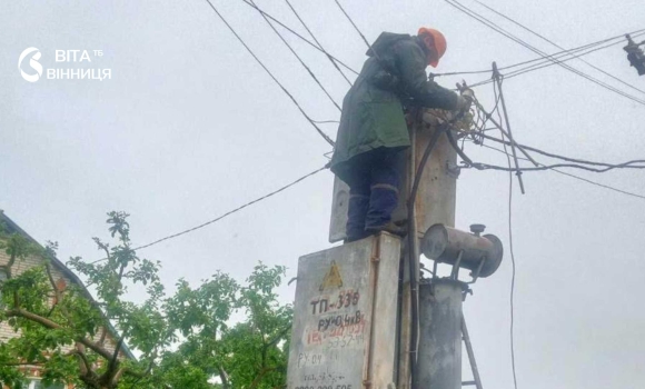 Після негоди на Вінниччині енергетики повернули світло понад 25 тисячам споживачів Після негоди на Вінниччині енергетики повернули світло понад 25 тисячам споживачів