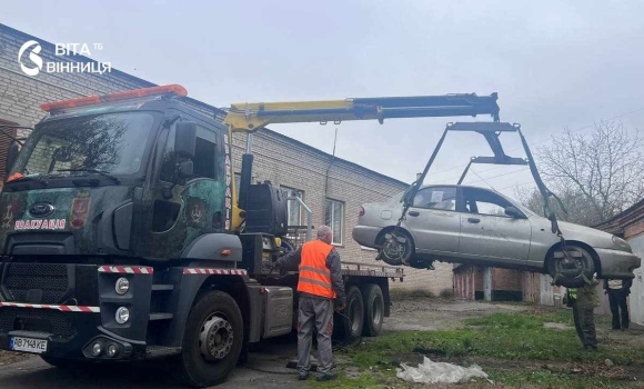 Покинутий автомобіль із проржавілим кузовом і колесами, що вросли в землю, прибирають з дворів багатоповерхівок у Вінниці Покинутий автомобіль із проржавілим кузовом і колесами, що вросли в землю, прибирають з дворів багатоповерхівок у Вінниці