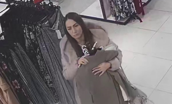 Поліція встановлює особу жінки, яка поцупила з магазину одяг