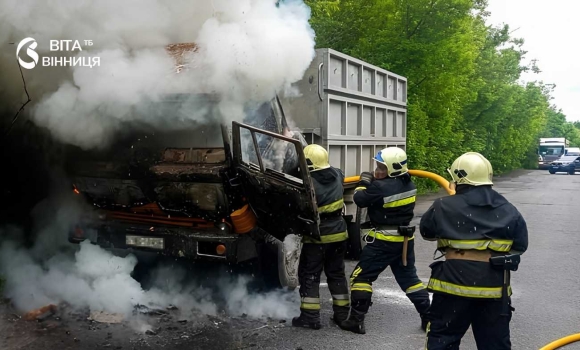 Пожежі на Вінниччині палаюча вантажівка із зерном та вогонь у будинку Пожежі на Вінниччині палаюча вантажівка із зерном та вогонь у будинку