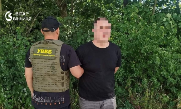 Пропонував хабар у 11 тисяч доларів затримали військового-дезертира з Вінниччини Пропонував хабар у 11 тисяч доларів затримали військового-дезертира з Вінниччини