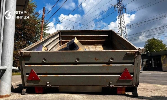 Причіп відлетів від авто й збив 70-річну жінку на зупинці у Вінниці Причіп відлетів від авто й збив 70-річну жінку на зупинці у Вінниці