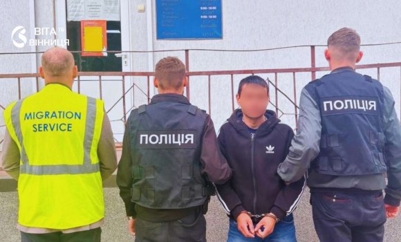 Прийшов за посвідкою, а потрапив до поліції у Вінниці затримали злочинця, якого шукав Інтерпол Прийшов за посвідкою, а потрапив до поліції у Вінниці затримали злочинця, якого шукав Інтерпол