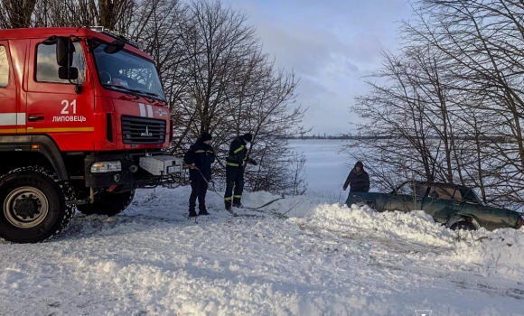 П’ять разів рятувальники Вінниччини вивільняли автівки зі снігових заметів П’ять разів рятувальники Вінниччини вивільняли автівки зі снігових заметів