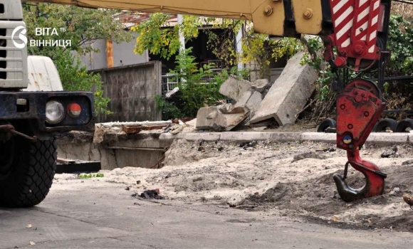Ремонт водогону на вулиці у Вінниці поруч із житловим будинком Ремонт водогону на вулиці у Вінниці поруч із житловим будинком