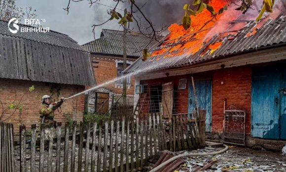 Рятувальники ДСНС гасять пожежу в житловому будинку на Вінниччині Рятувальники ДСНС гасять пожежу в житловому будинку на Вінниччині