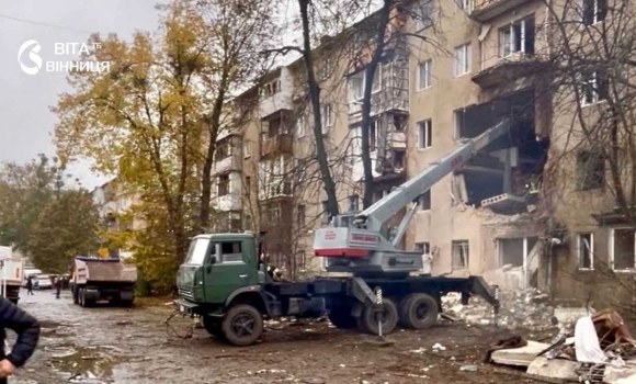 Розбирають завали у багатоповерхівці на Замості у Вінниці після влучання дрона Розбирають завали у багатоповерхівці на Замості у Вінниці після влучання дрона
