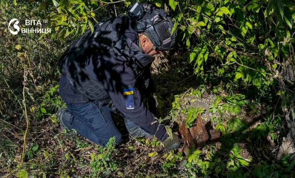 Сапери знищили авіабомбу, знайдену в селі на Вінниччині Сапери знищили авіабомбу, знайдену в селі на Вінниччині